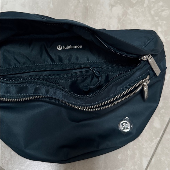 NEW! Lululemon City Adventurer Belt Bag 2.5L Black Silver Hardware. - Picture 6 of 6